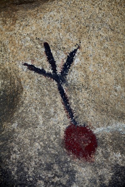 Indische Petroglyphen Nordamerikas. Gemälde in den 50er Jahren für die Dreharbeiten eines Westerns hinzugefügt. Joshua Tree Nationalpark, Kalifornien, USA. Nordamerikanische Indianerkultur von Unknown